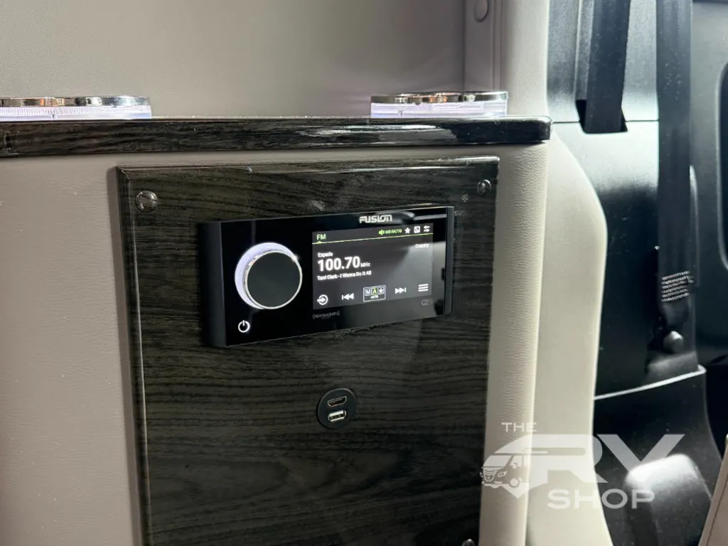 2025 Midwest Automotive Designs Luxe Cruiser D4, Photos photo 5