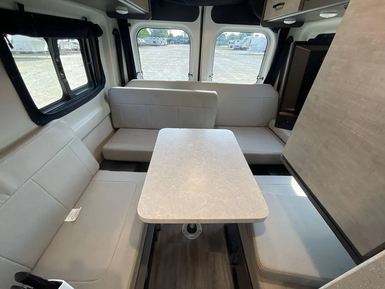 2024 Thor Motor Coach Dazzle 2JB - Photo 4