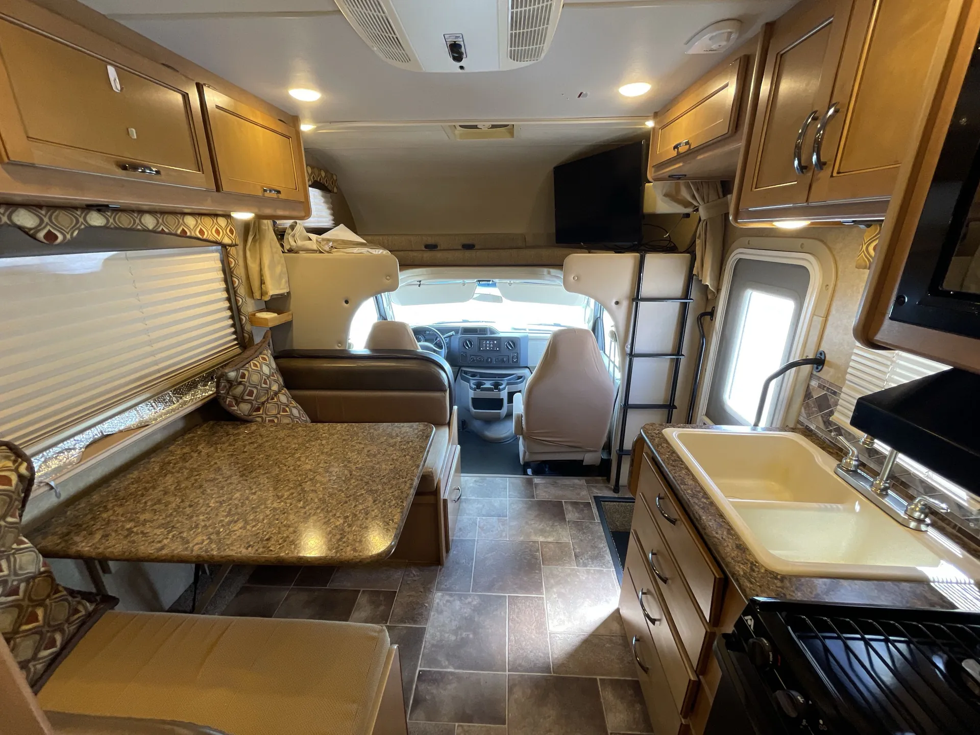 2017 Thor Motor Coach Freedom Elite 22FE — living area main