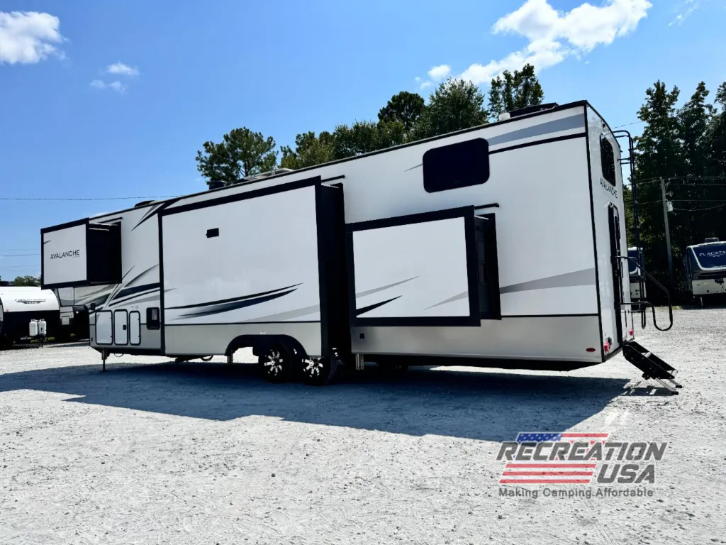 2023 Keystone Avalanche 390DS, Photos photo 4