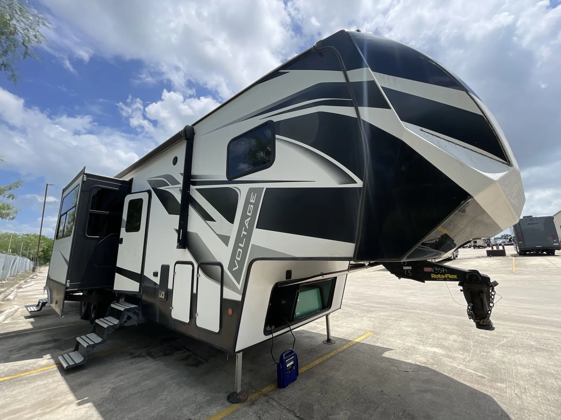 2021 Dutchmen Voltage Triton 3571 - Photo 2
