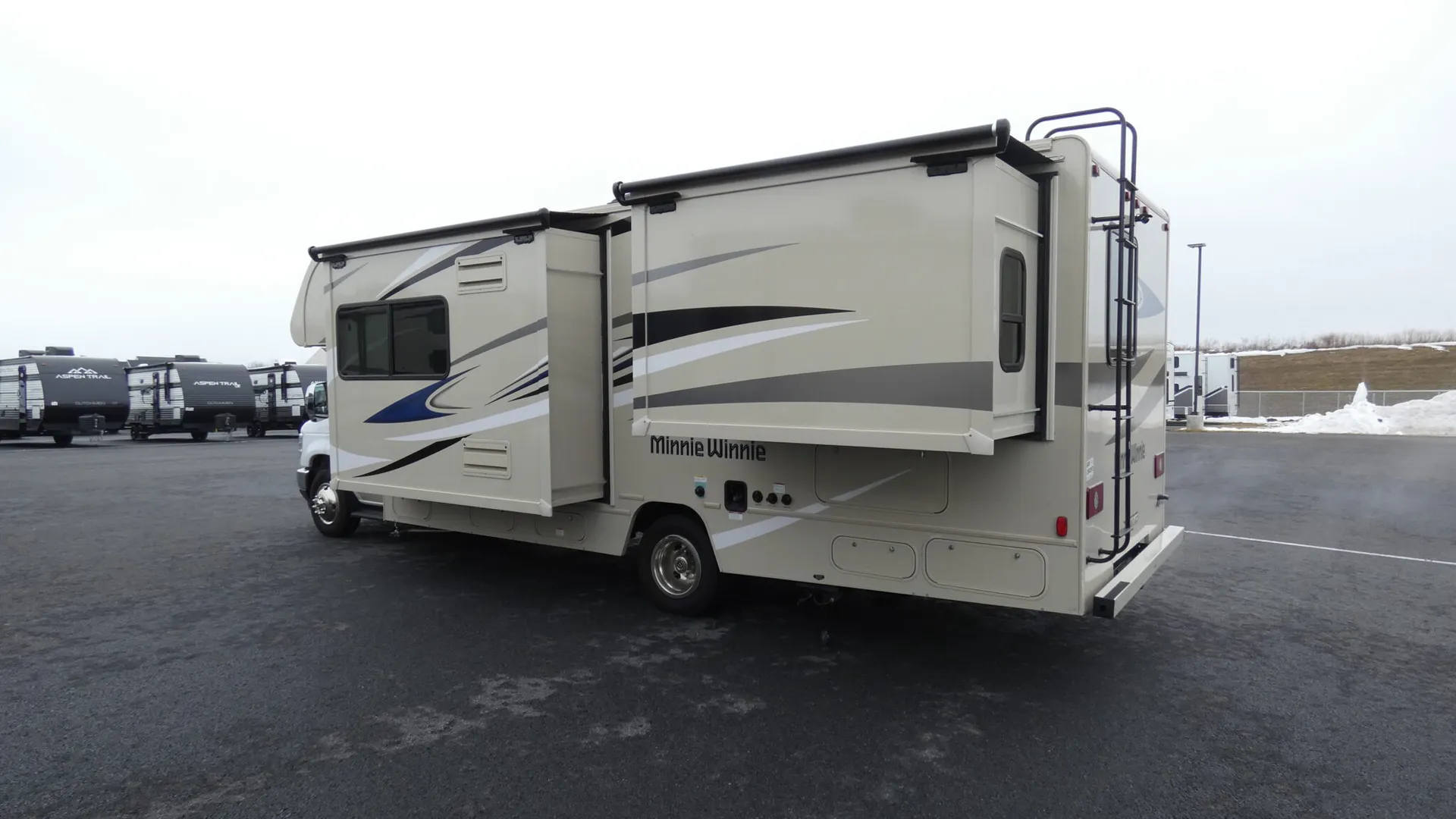 2025 Winnebago Minnie Winnie 26T - Photo 4