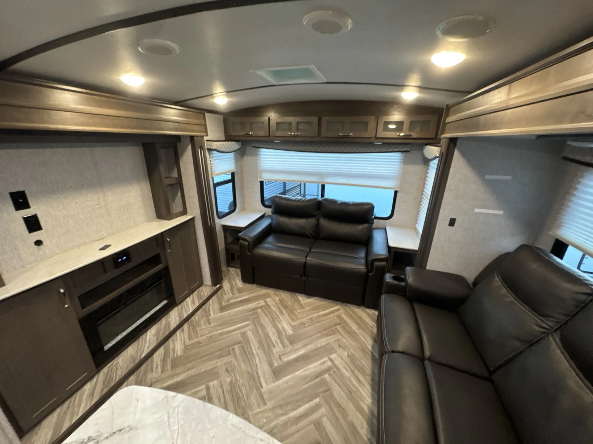 2021 Dutchmen Astoria 3373RL — living area main
