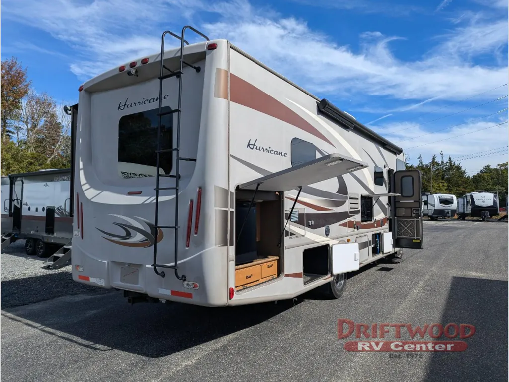 2016 Thor Motor Coach Hurricane 31S, Photos photo 9
