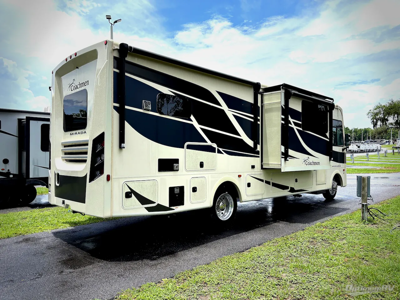 2022 Coachmen Mirada 315KS - Photo 3