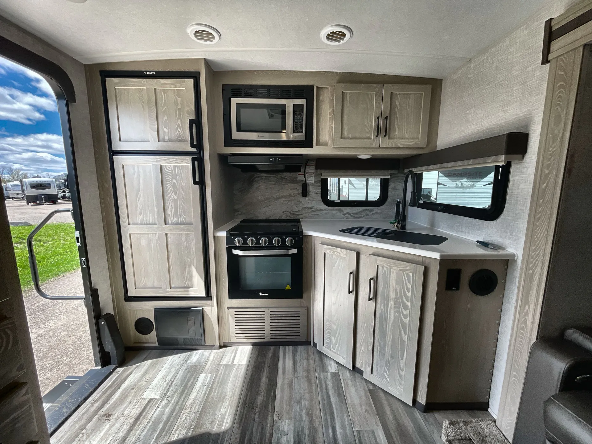 2021 Forest River Rockwood Ultra Lite 2614BS — stove oven