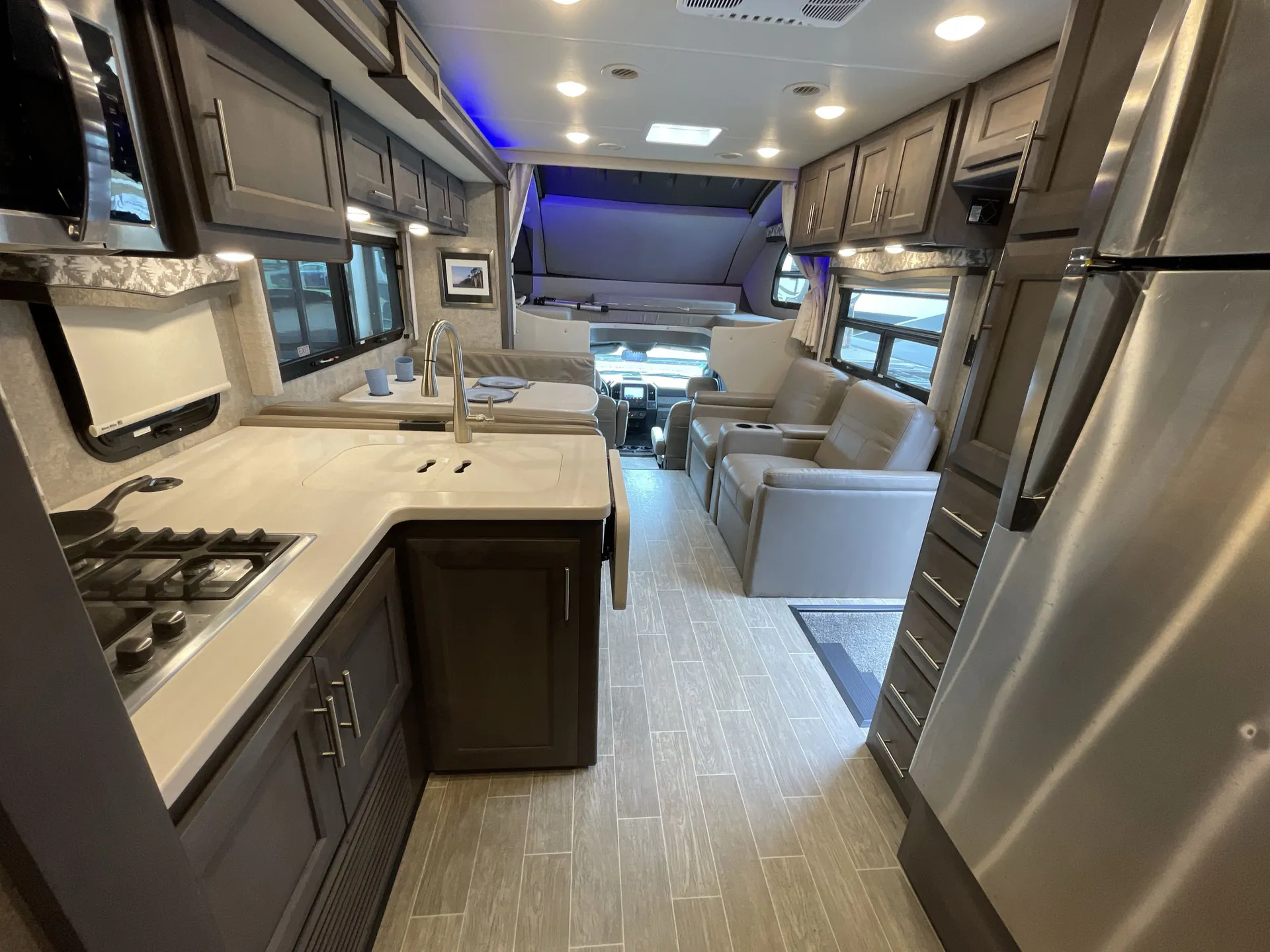 2022 Thor Motor Coach Omni RB34 — living area main
