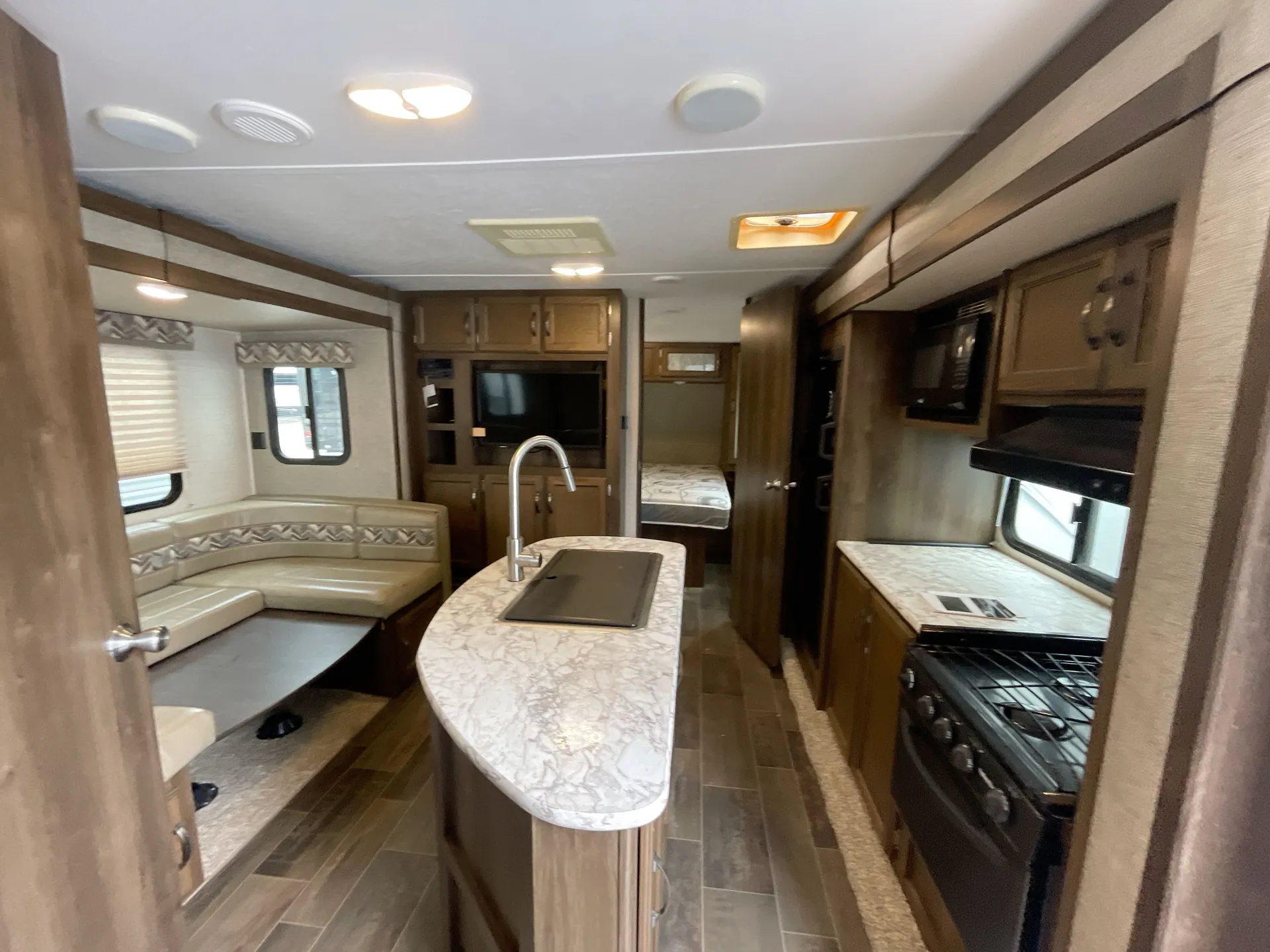 2018 Keystone Bullet 220RBI — living area main