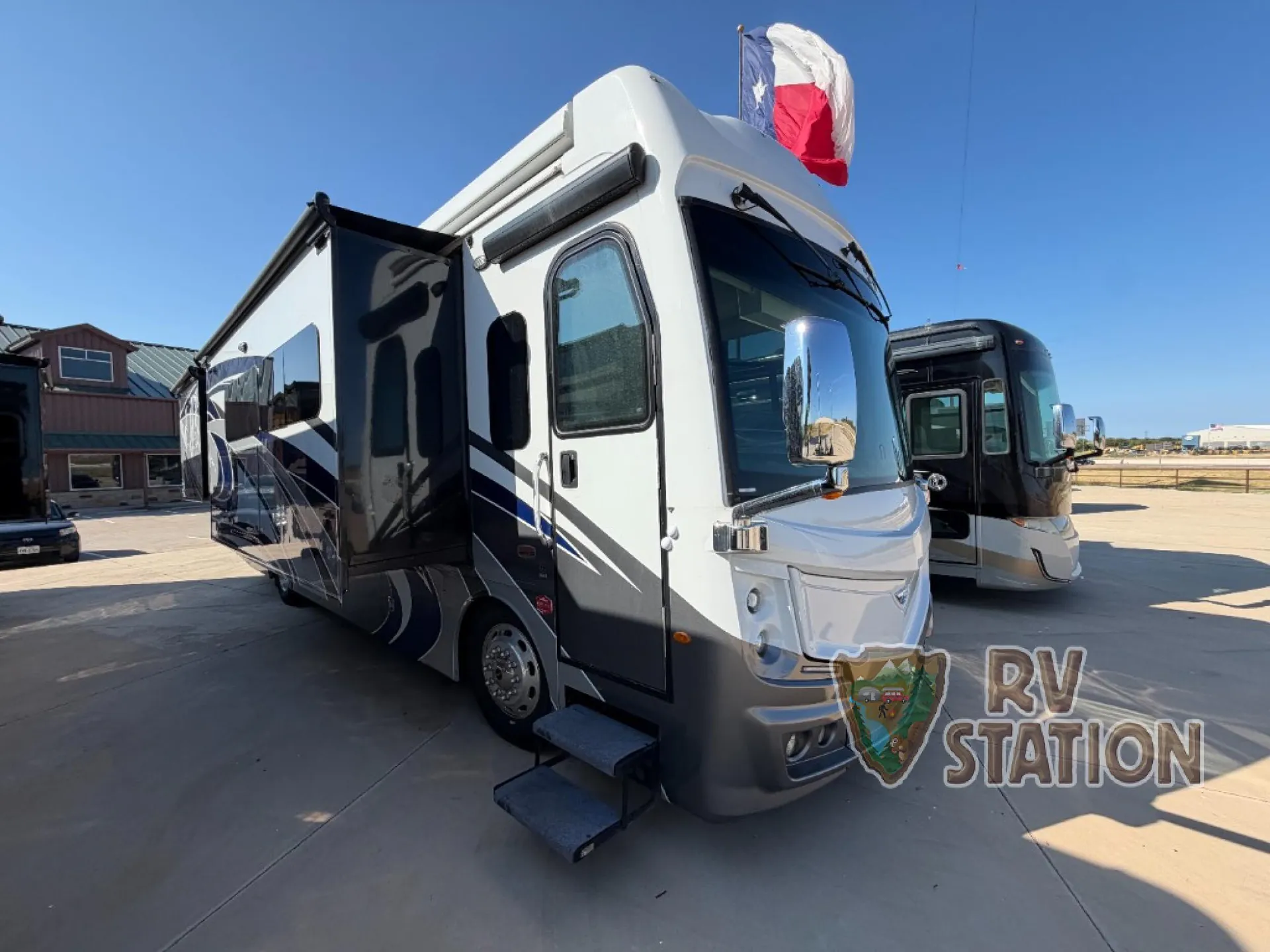 2022 Fleetwood Discovery LXE 36HQ - Photo 2