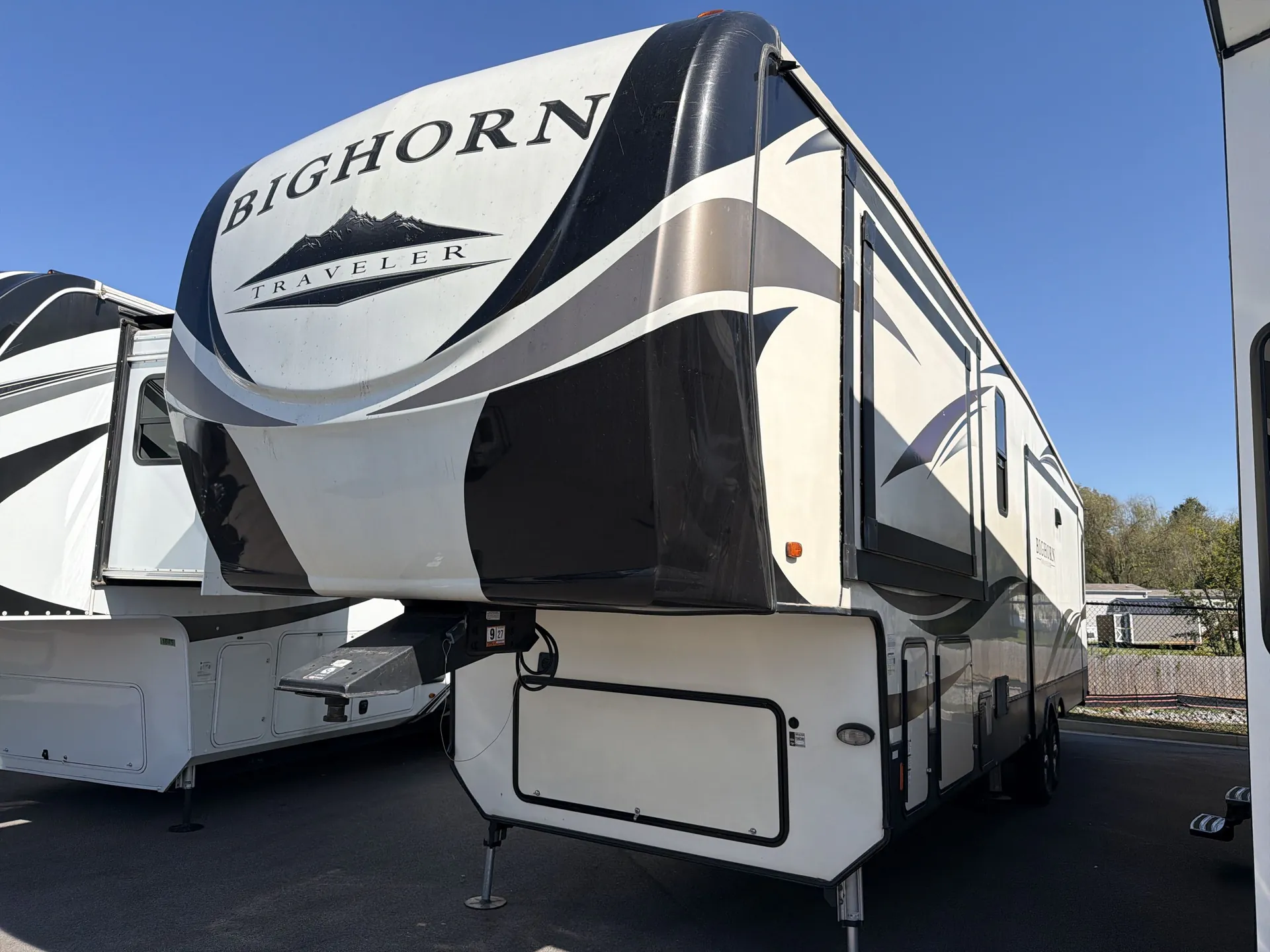2017 Heartland Bighorn Traveler 37SS - Photo 2
