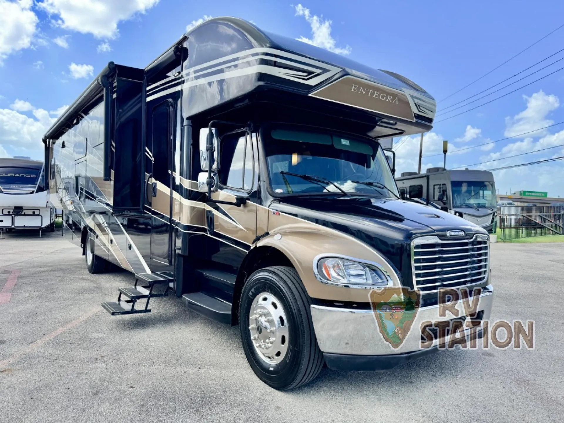 2023 Entegra Coach Accolade 37M - Photo 2