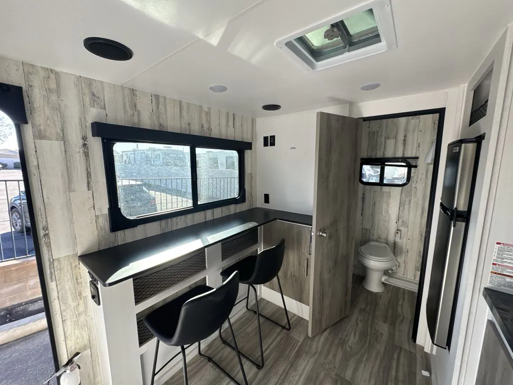 2025 Travel Lite Rove XL 17FQ - Photo 4
