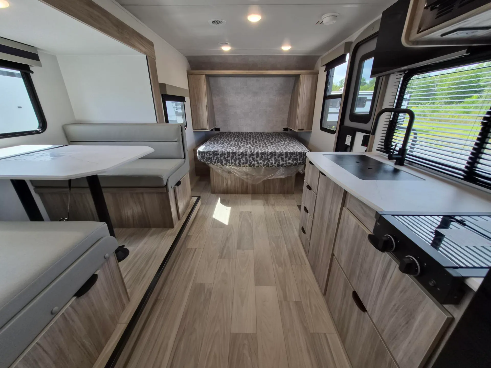 2025 Winnebago M-series 1923RB - Photo 3
