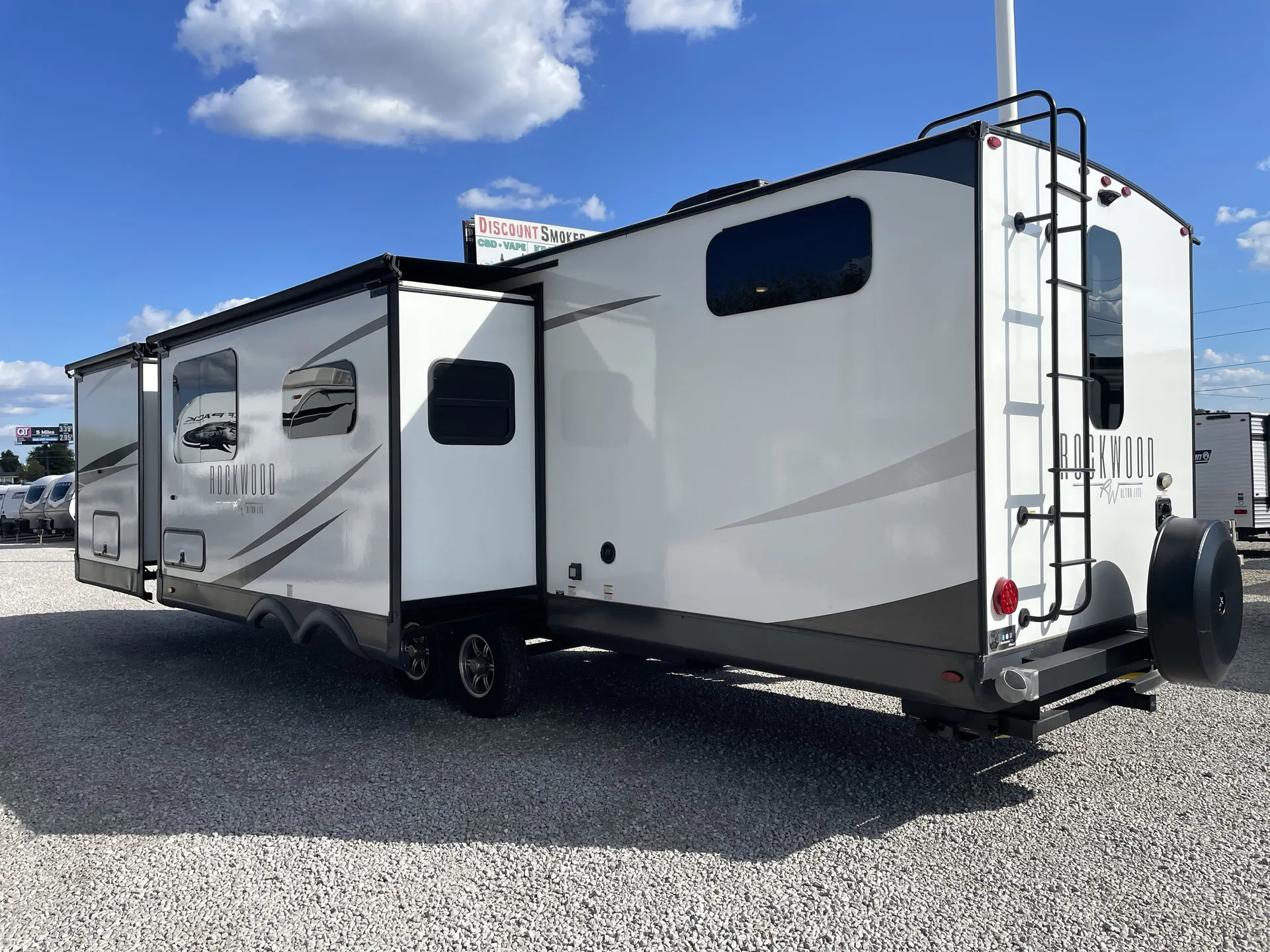 2024 Forest River Rockwood Ultra Lite 2911BS — off campside