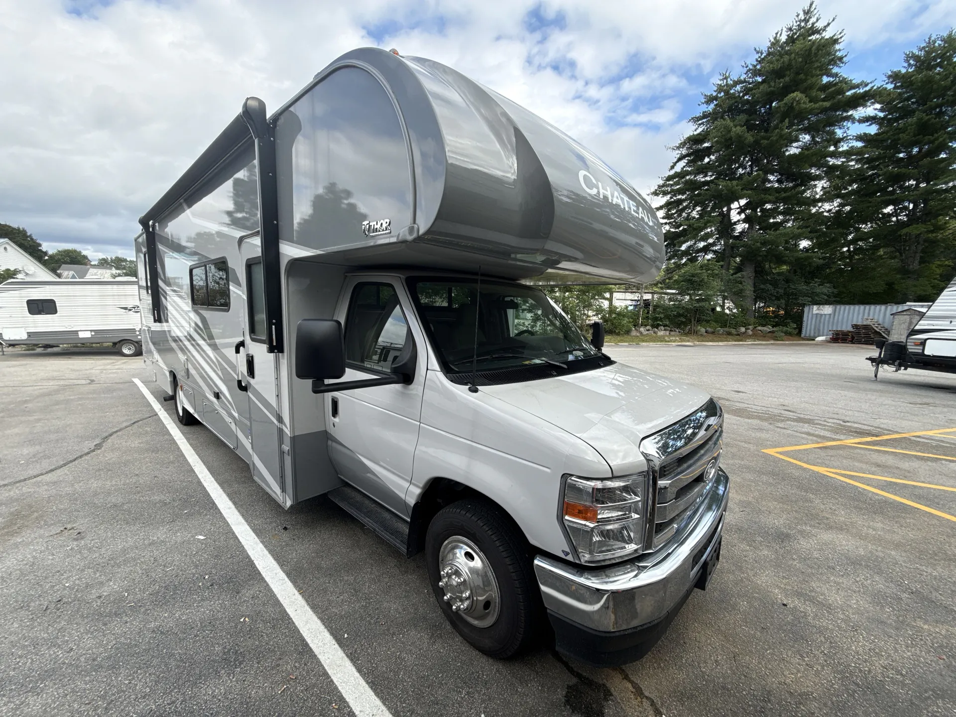 2026 Thor Motor Coach Chateau 31H - Photo 2