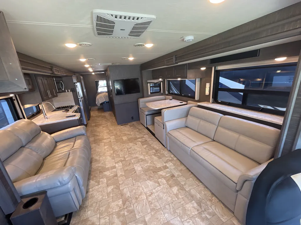 2021 Thor Motor Coach Challenger 35MQ, Photos photo 3