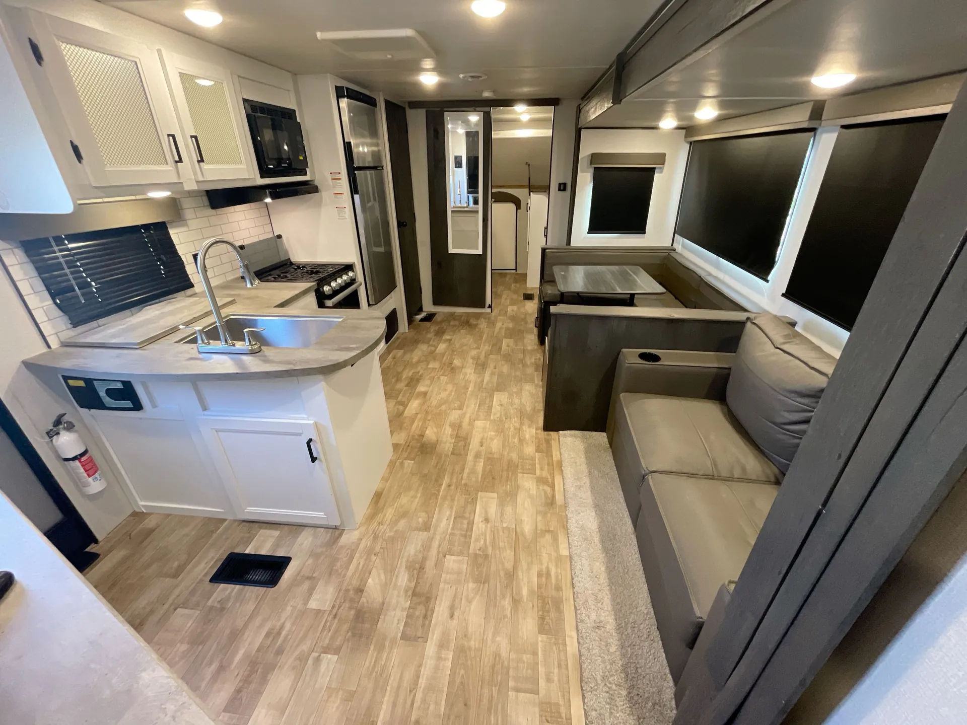2022 Keystone Hideout 32LBH — cabinet