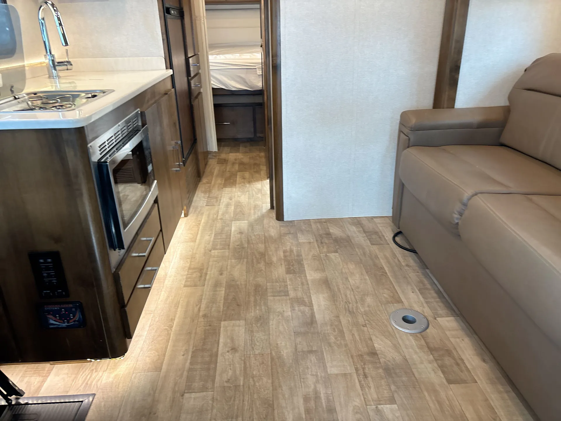 2019 Tiffin Wayfarer 25 QW — living area main