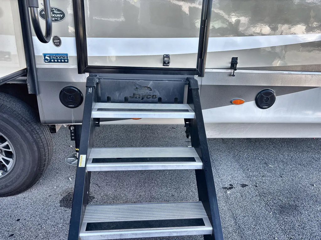 2018 Jayco Pinnacle 36FBTS, Photos photo 32