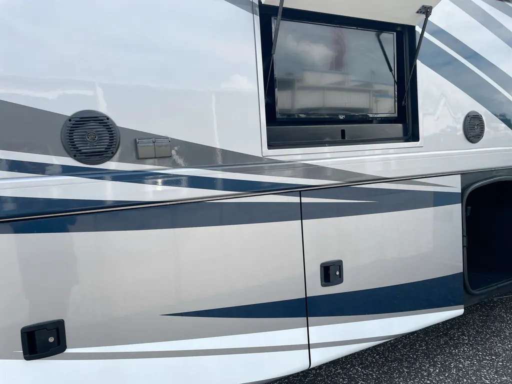 2017 Thor Motor Coach Challenger 37YT, Photos photo 34