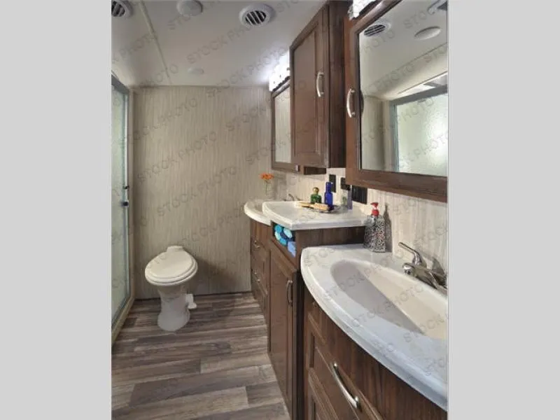 2018 Forest River RV Cardinal 3456RL - Photo 2