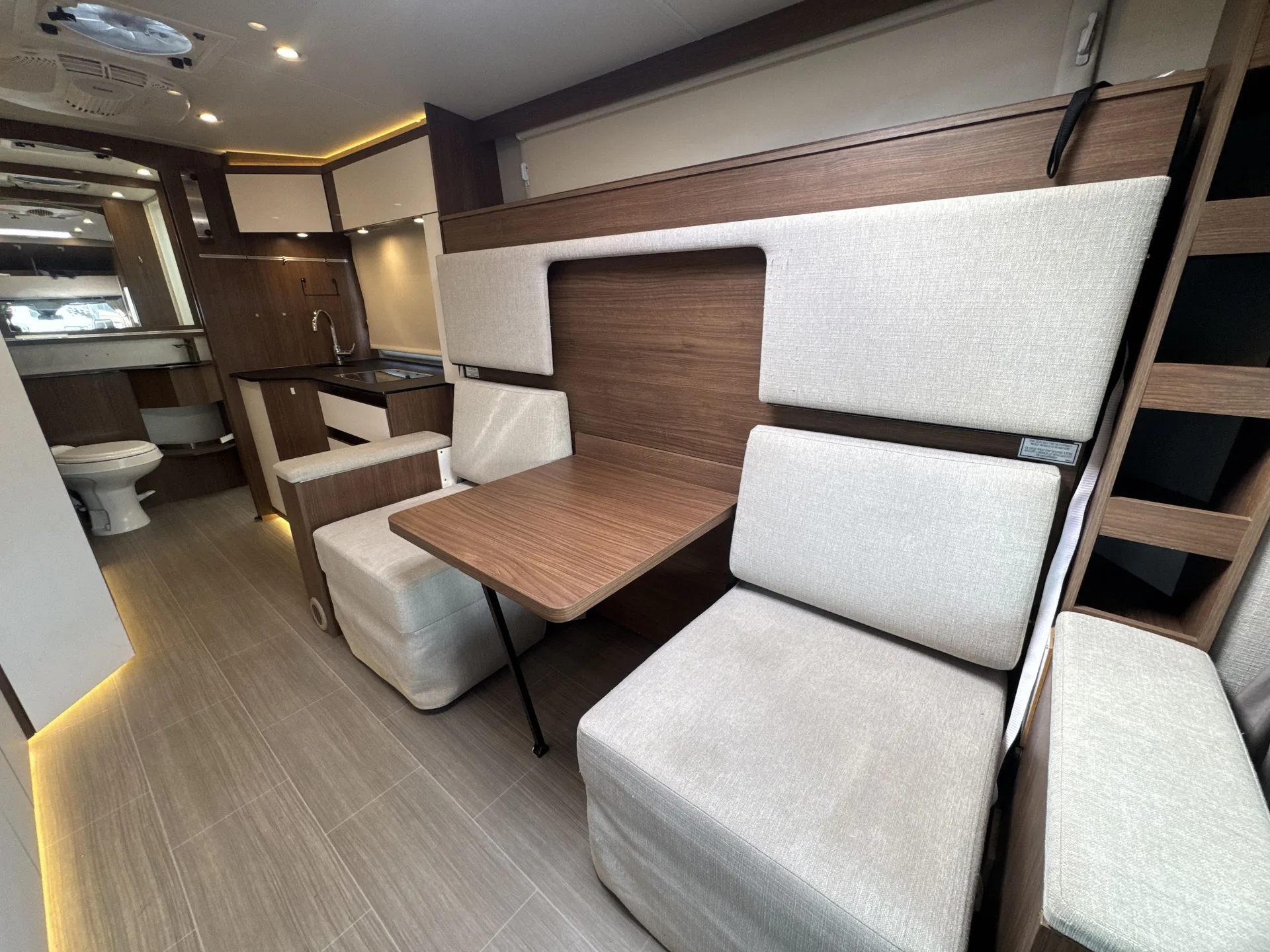 2017 leisure travel Wonder W24MB — living area main