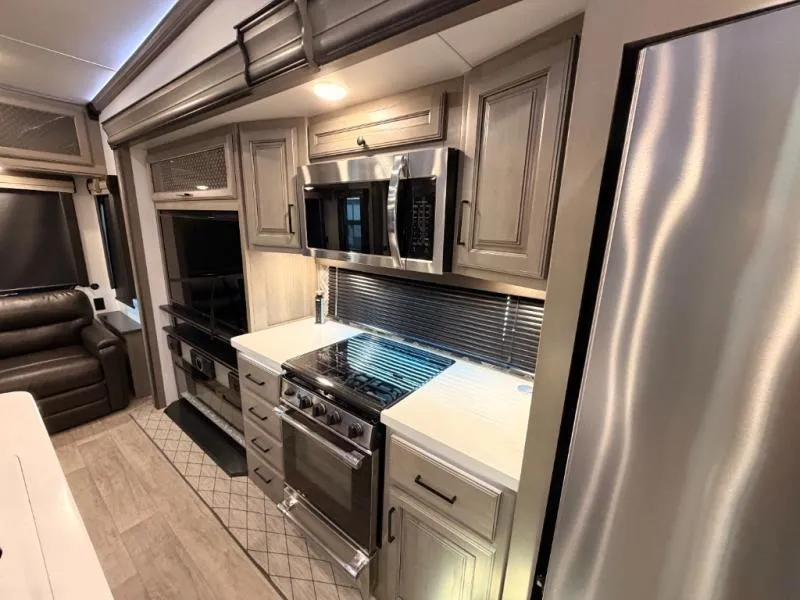 2022 Keystone Montana 3121RL - Photo 3