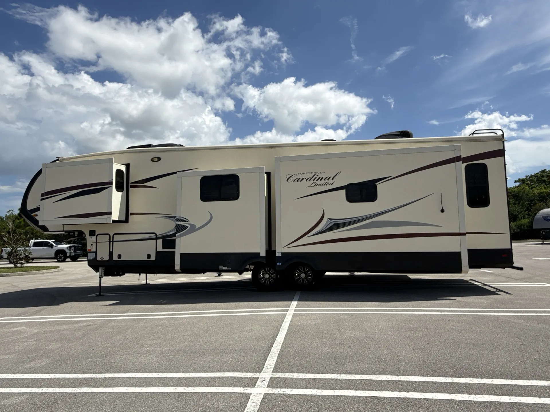 2020 Forest River Cardinal Limited 3780LFLE — off campside