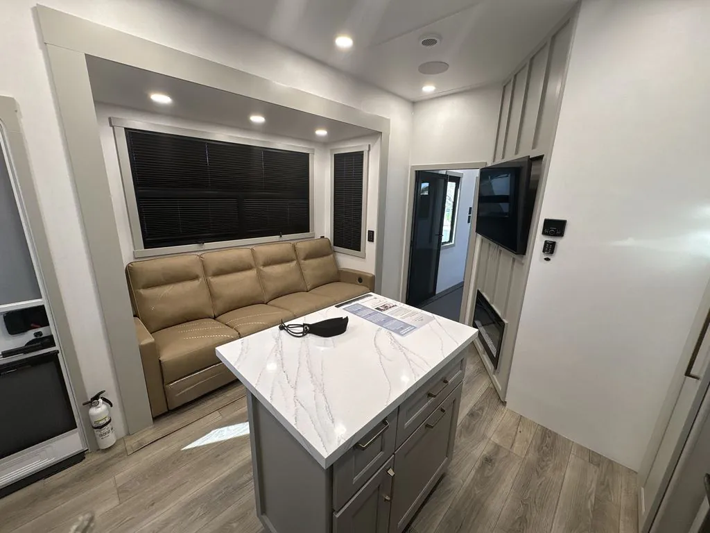 2026 Brinkley Model G 4000, Photos photo 10