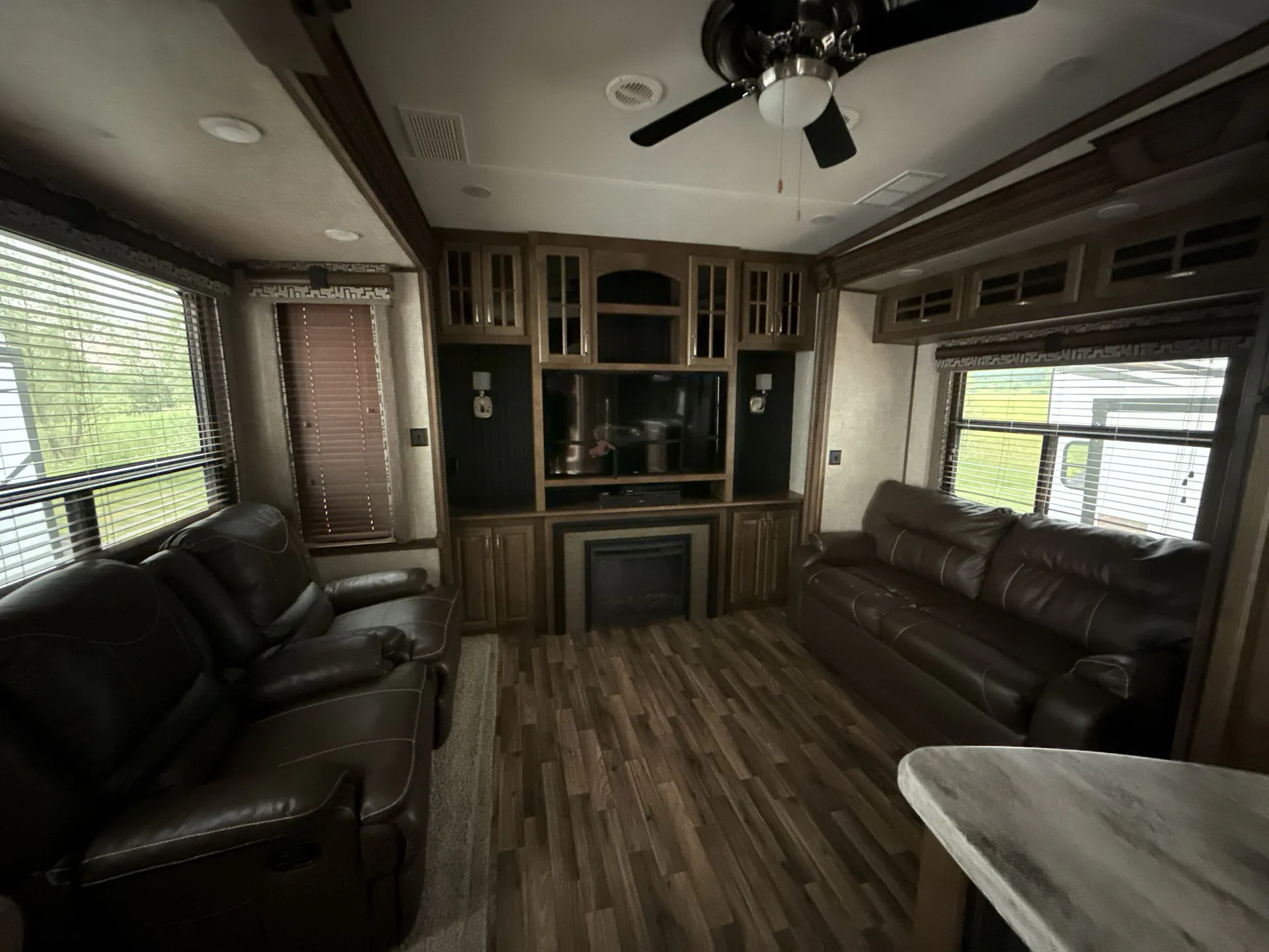 2016 Keystone Alpine 3010RE — living area main