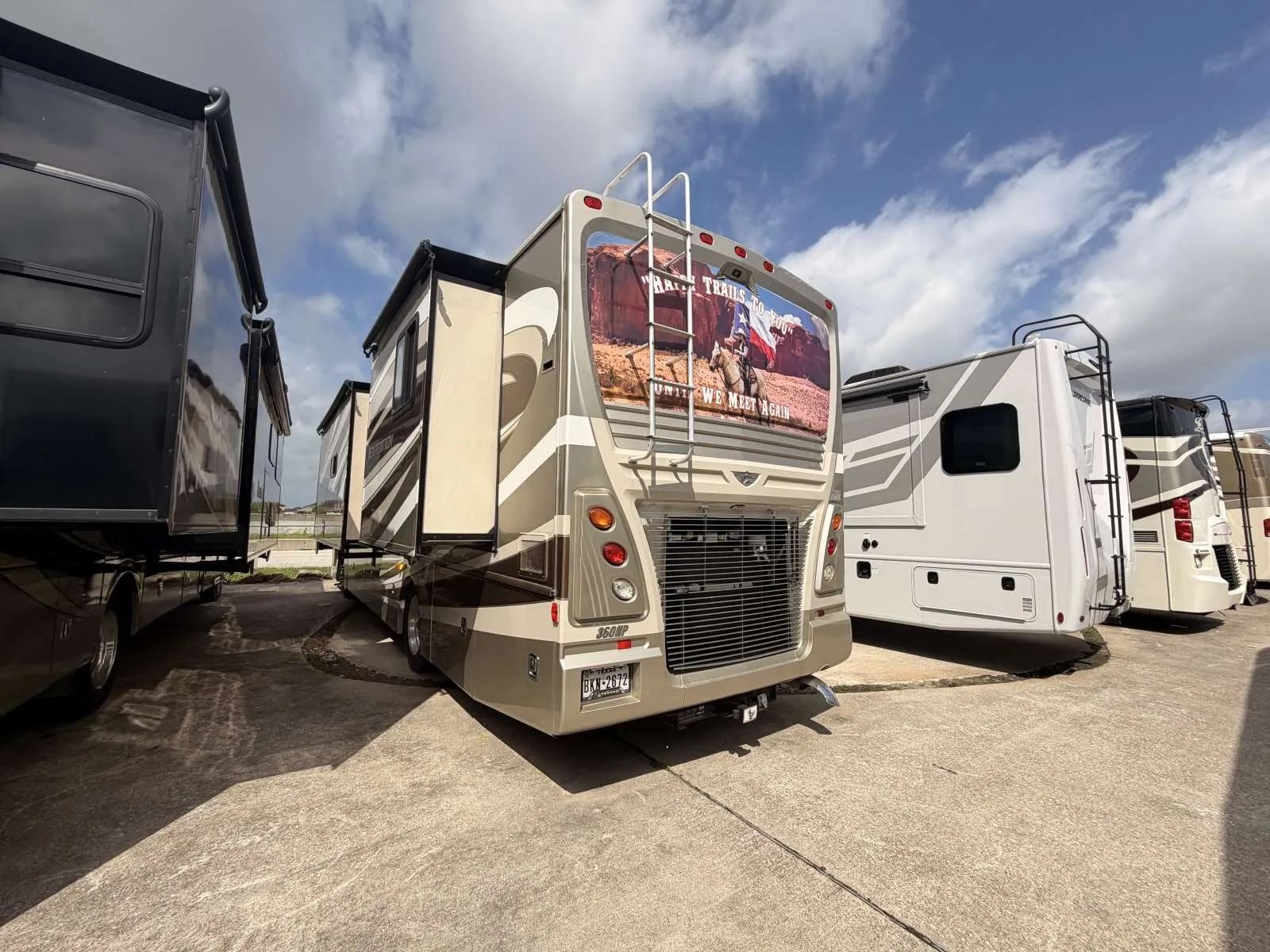 2012 Fleetwood EXPEDITION 36M - Photo 4