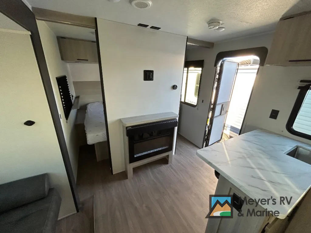 2027 East to West Della Terra 280BH, Photos photo 10