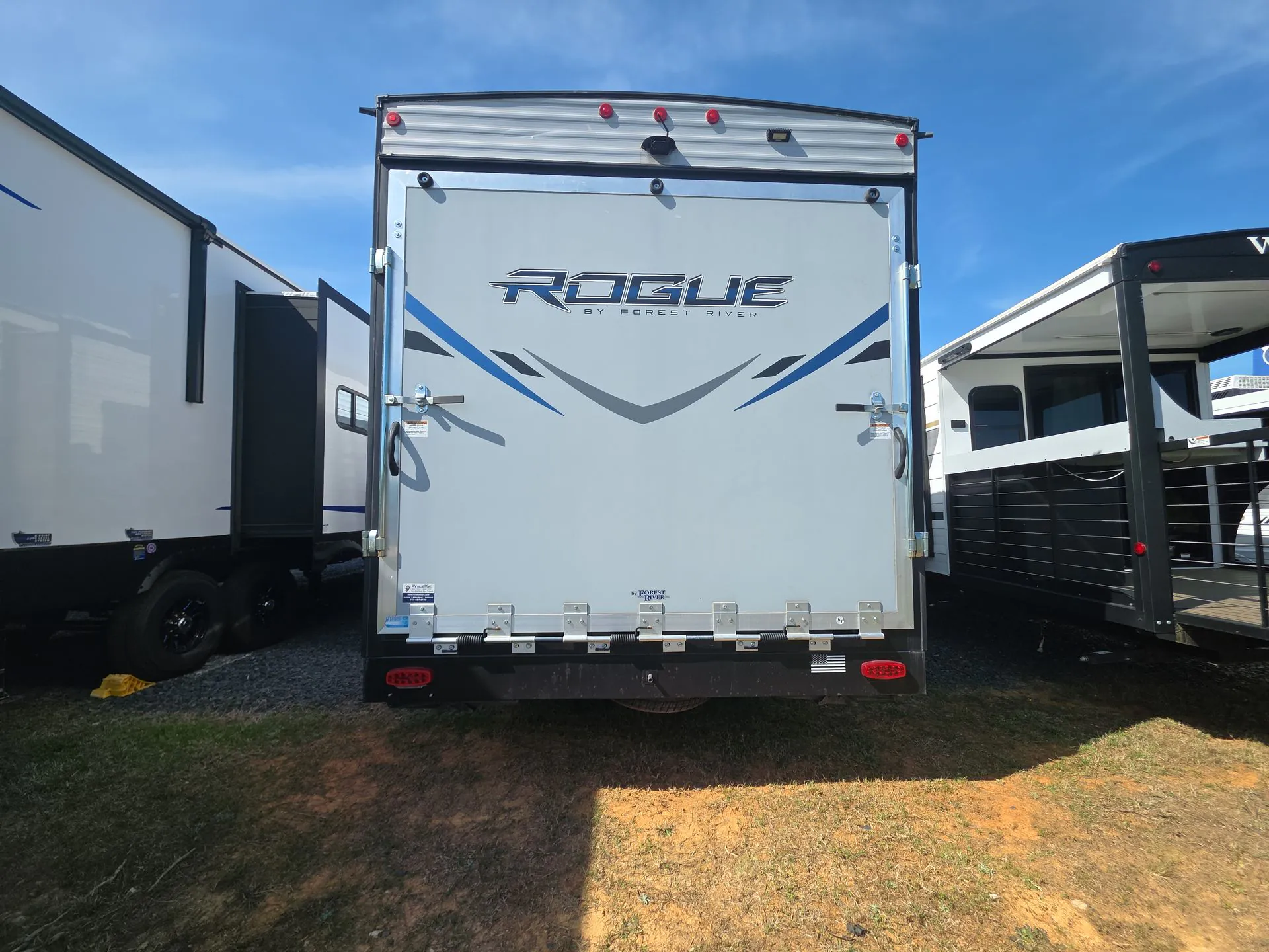 2022 Forest River Vengeance Rogue 26V — Photo 7