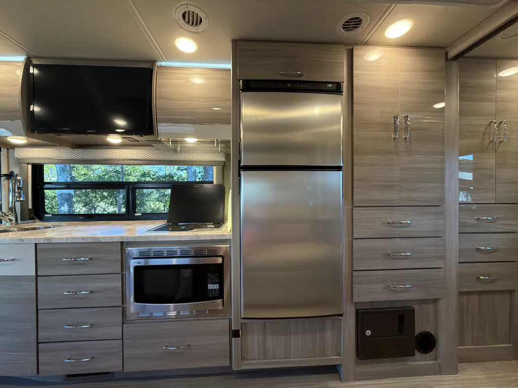 2021 Thor Motor Coach Tiburon 24FB, Photos photo 15