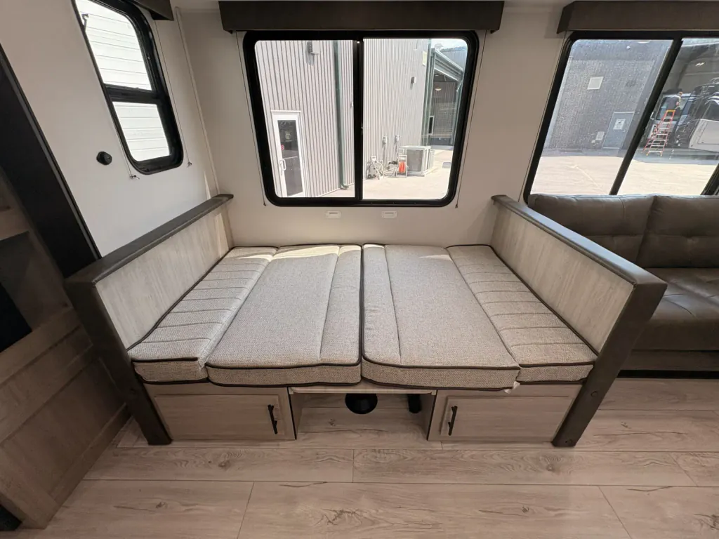 2027 East to West Della Terra 280BH, Photos photo 12