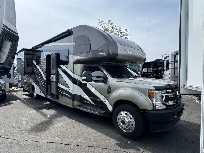 2022 Thor Motor Coach Magnitude BT36 - Photo 2