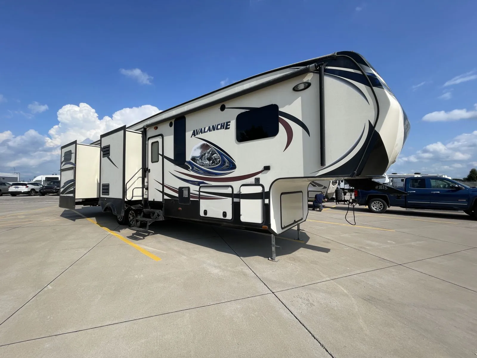 2015 Keystone Avalanche 361TG - Photo 2