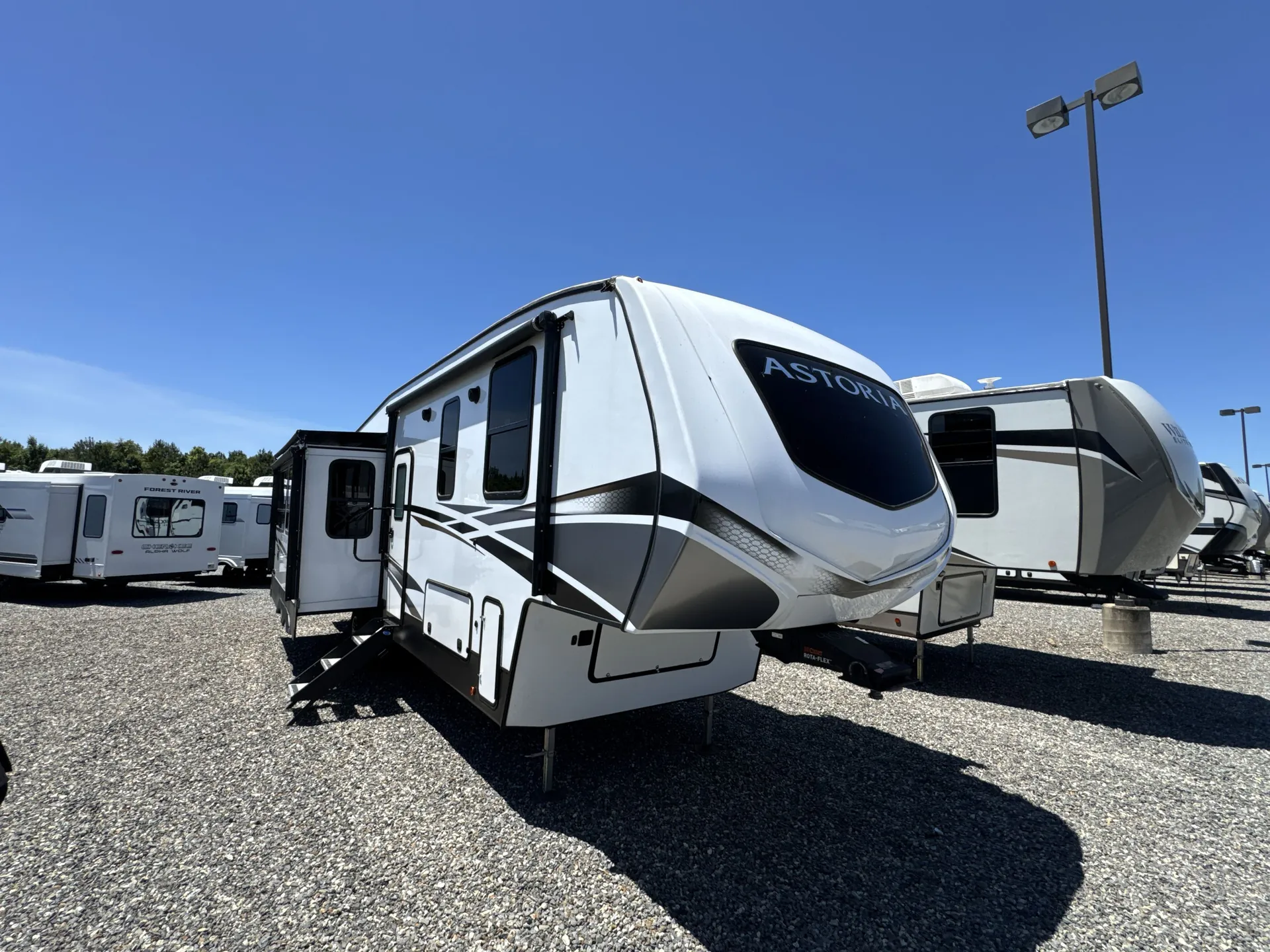 2023 Dutchmen Astoria 2993RLF - Photo 2