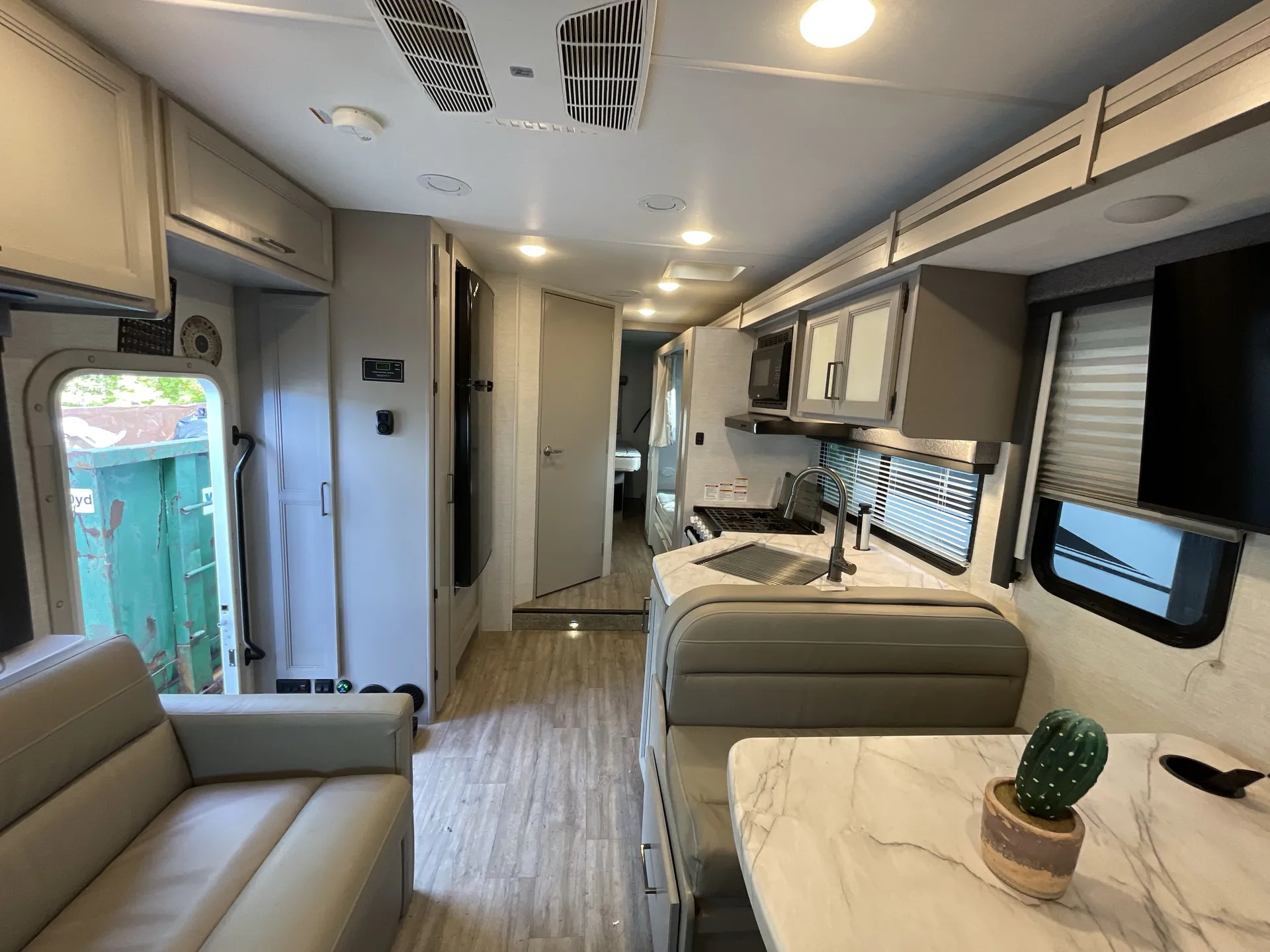 2025 Thor Motor Coach Coleman 31CM — living area main