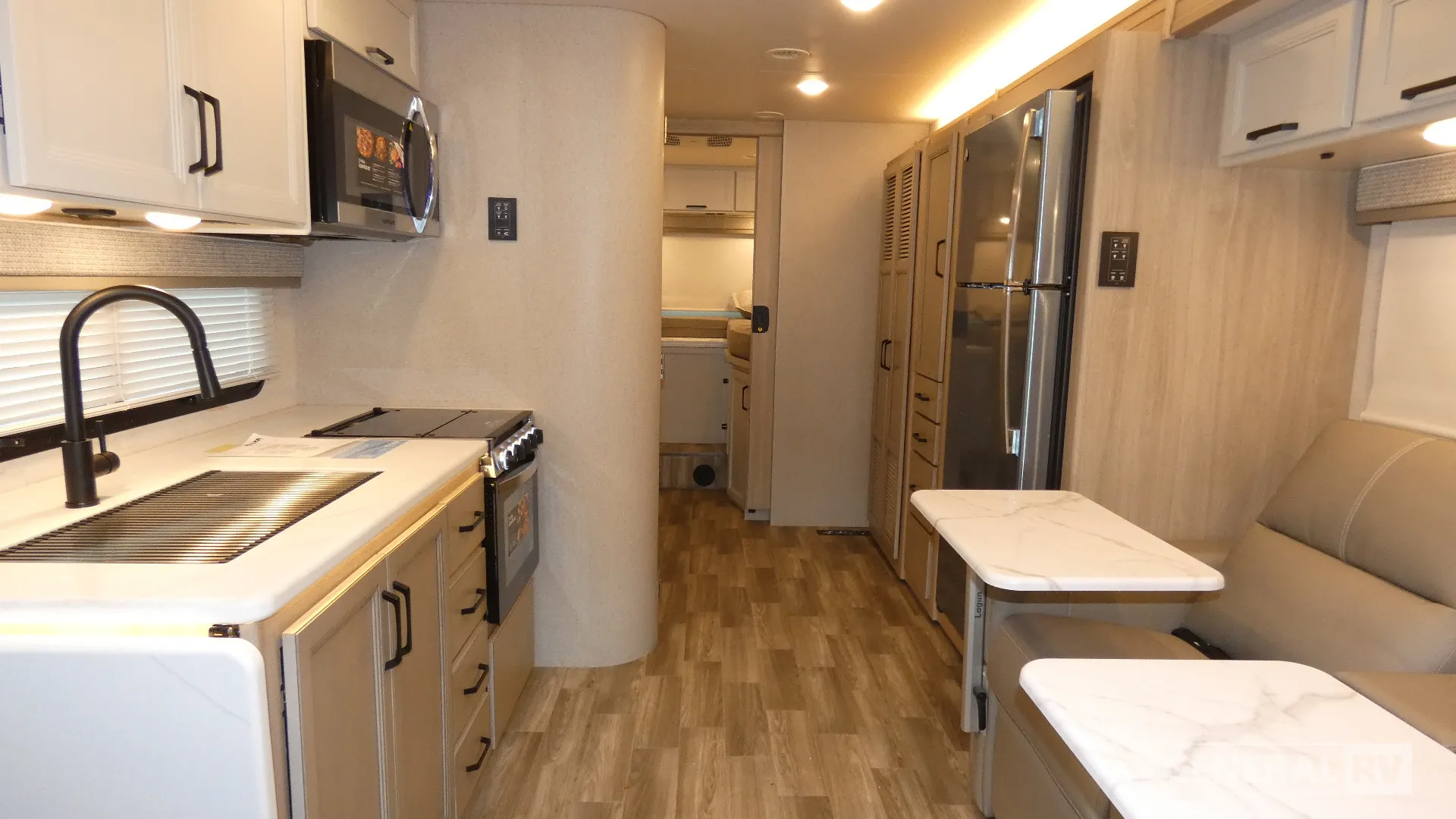 2027 Thor Motor Coach Magnitude Z30 - Photo 3