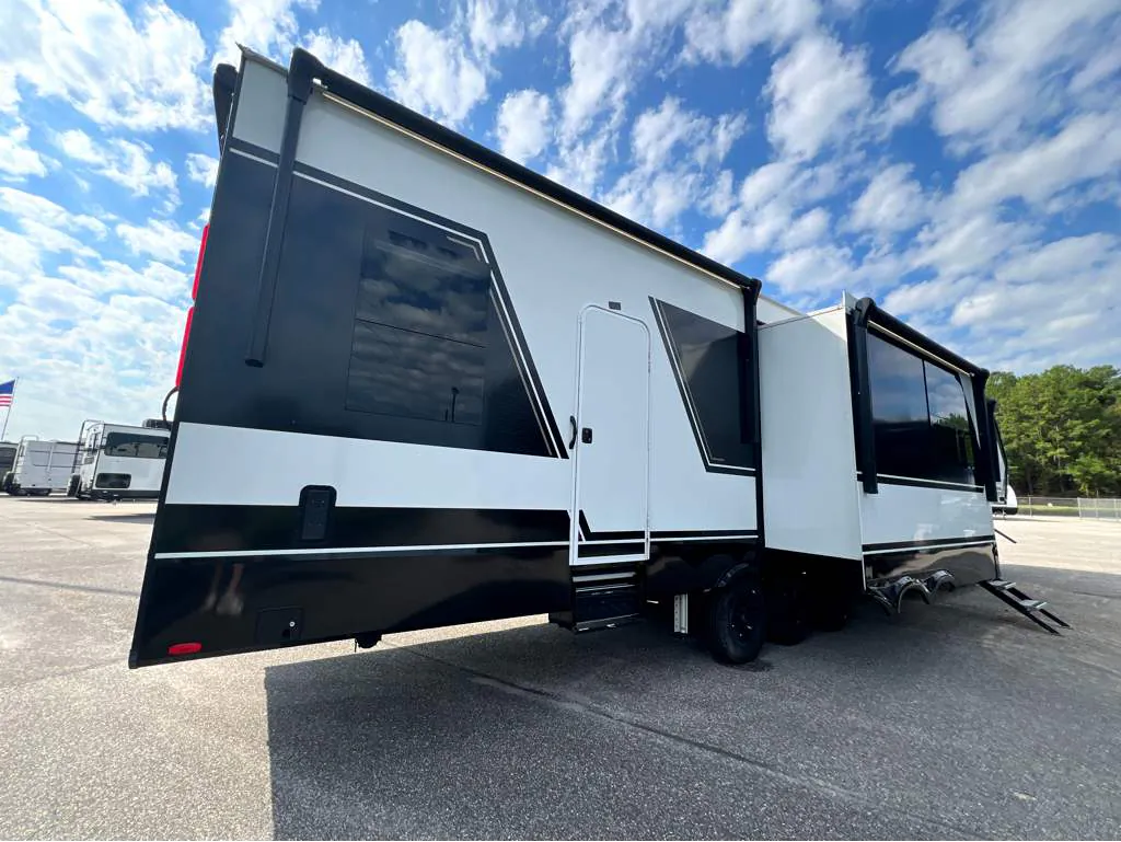 2025 Brinkley Model G 3950, Photos photo 4