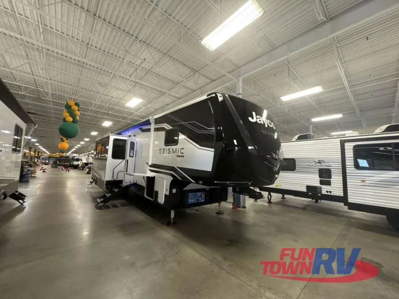 2026 Jayco Seismic 395 - Photo 2