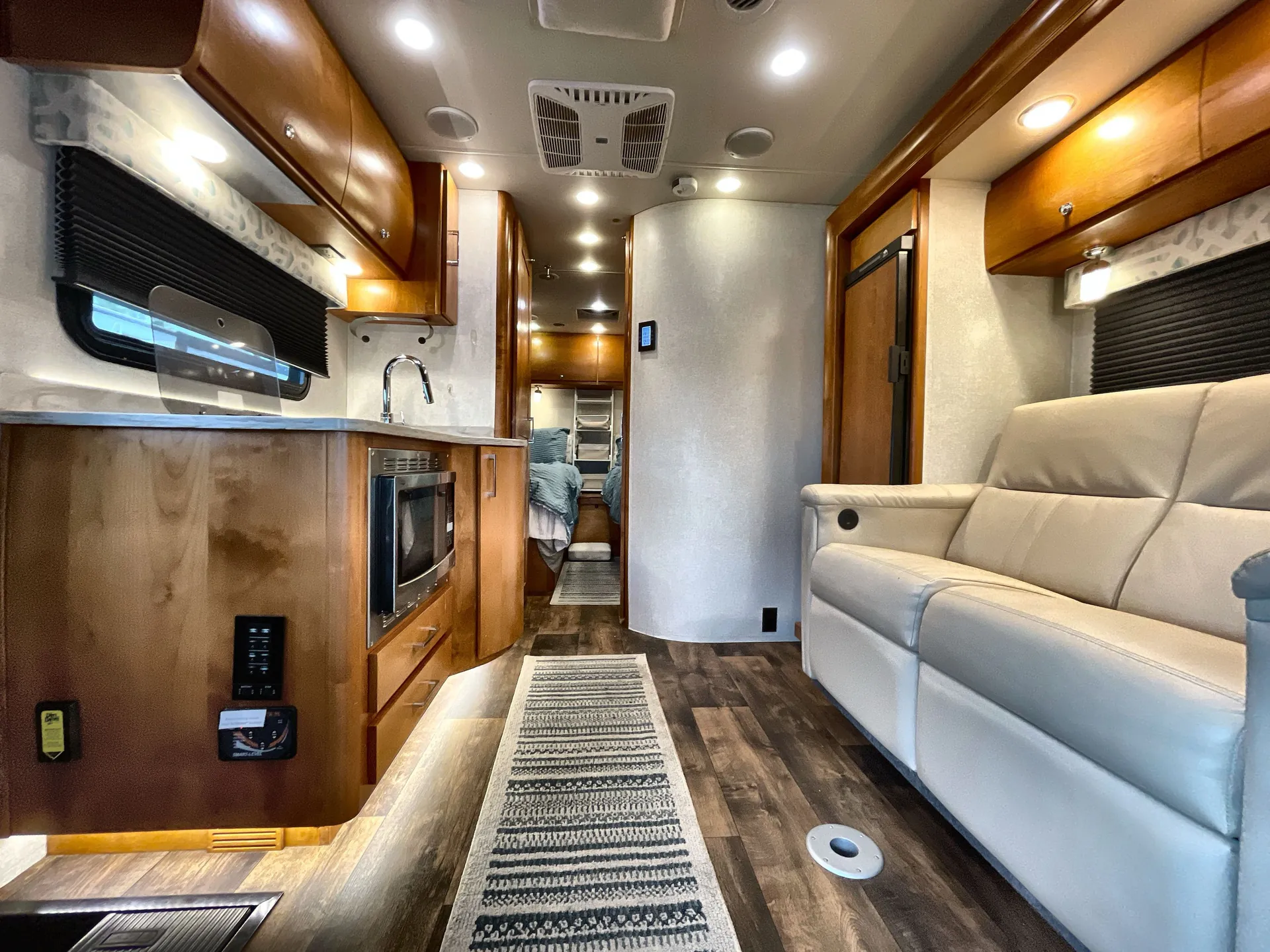 2019 Tiffin Wayfarer 24 TW — living area main