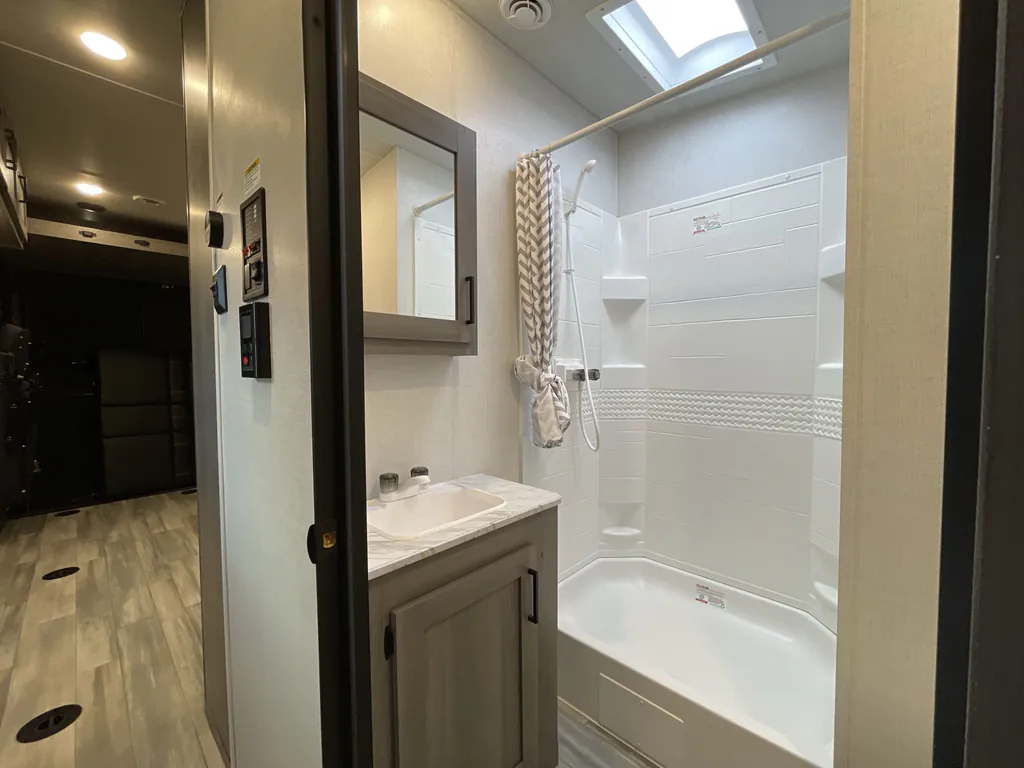 2024 Keystone Raptor 429, Photos photo 14