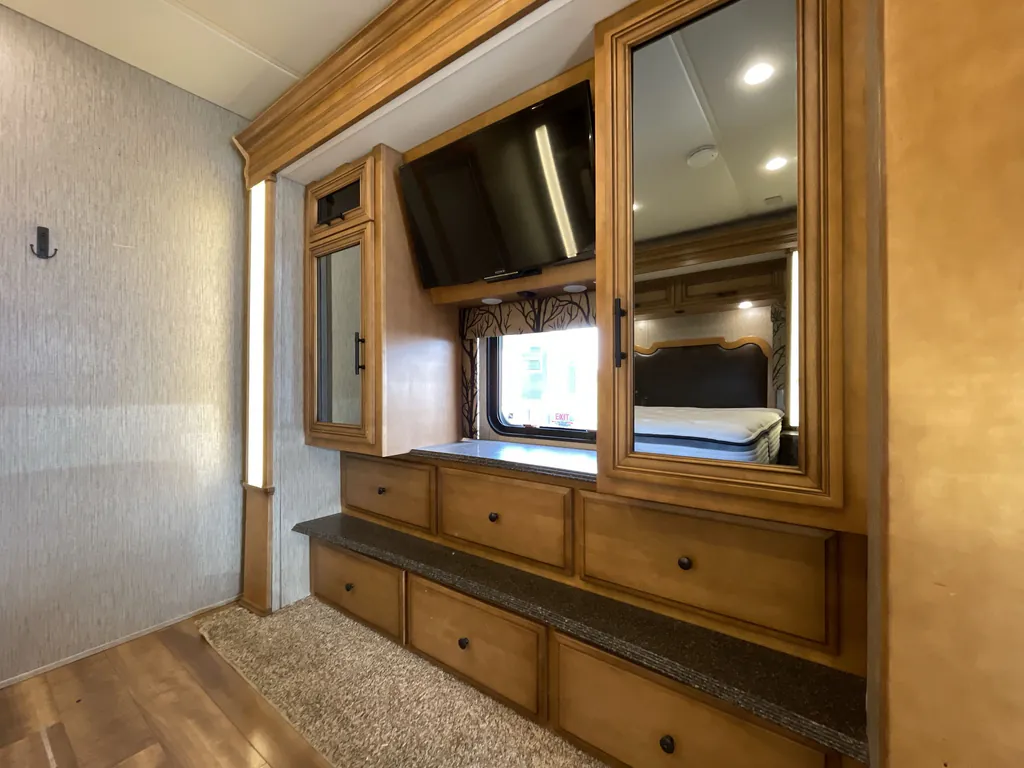 2016 Newmar Canyon Star 3921, Photos photo 12