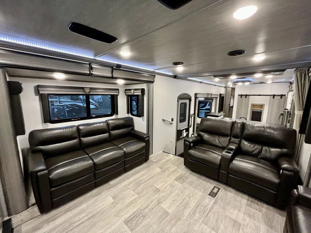 2021 Keystone Montana 3763BP, Photos photo 3