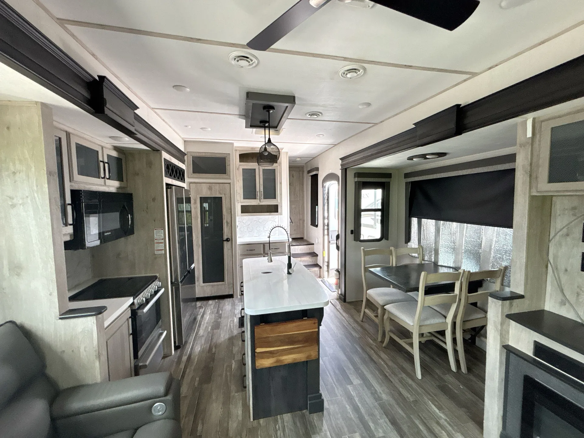 2023 Keystone Avalanche 302RS — living area main