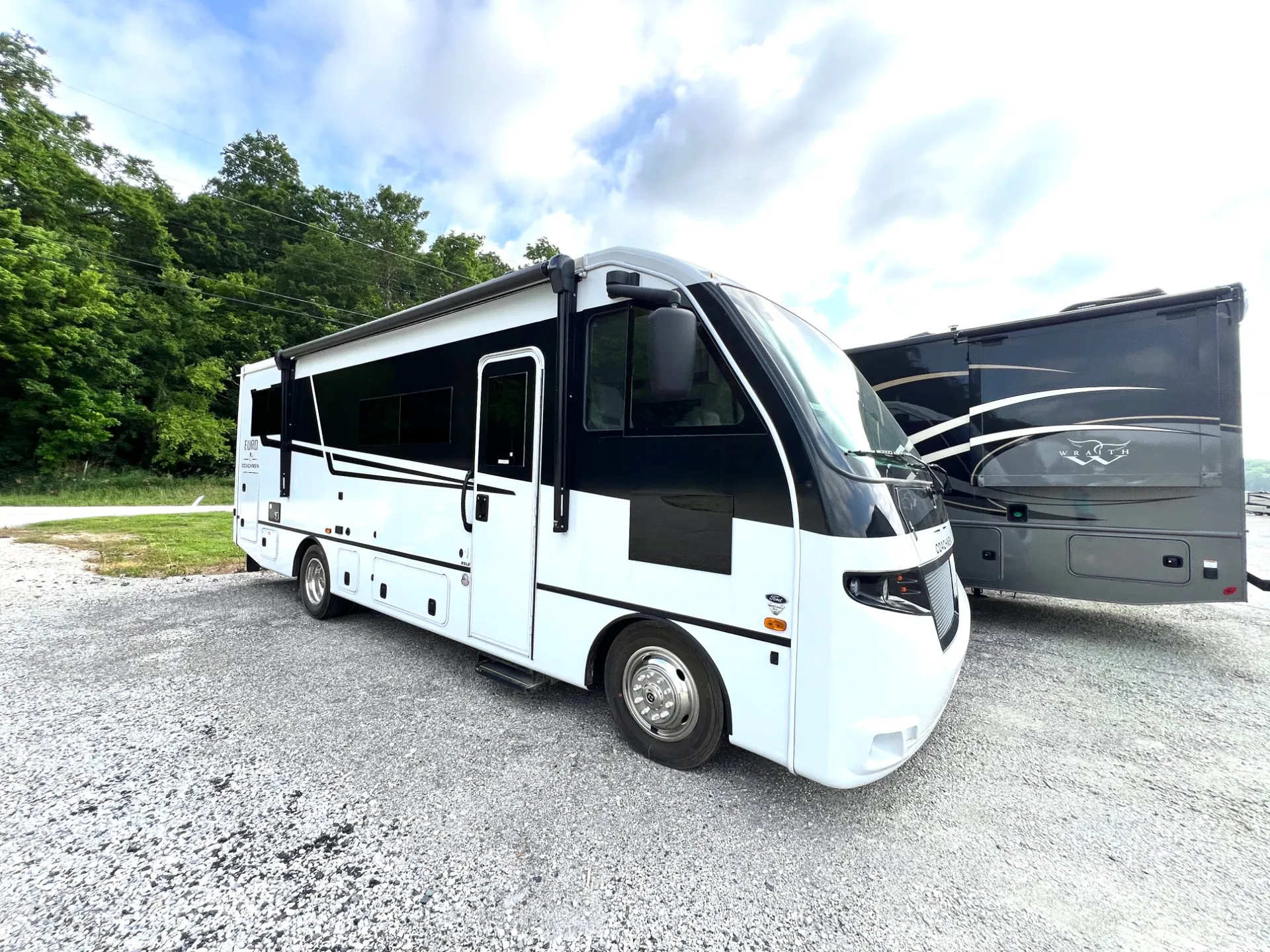 2025 Coachmen Euro 25LE - Photo 2