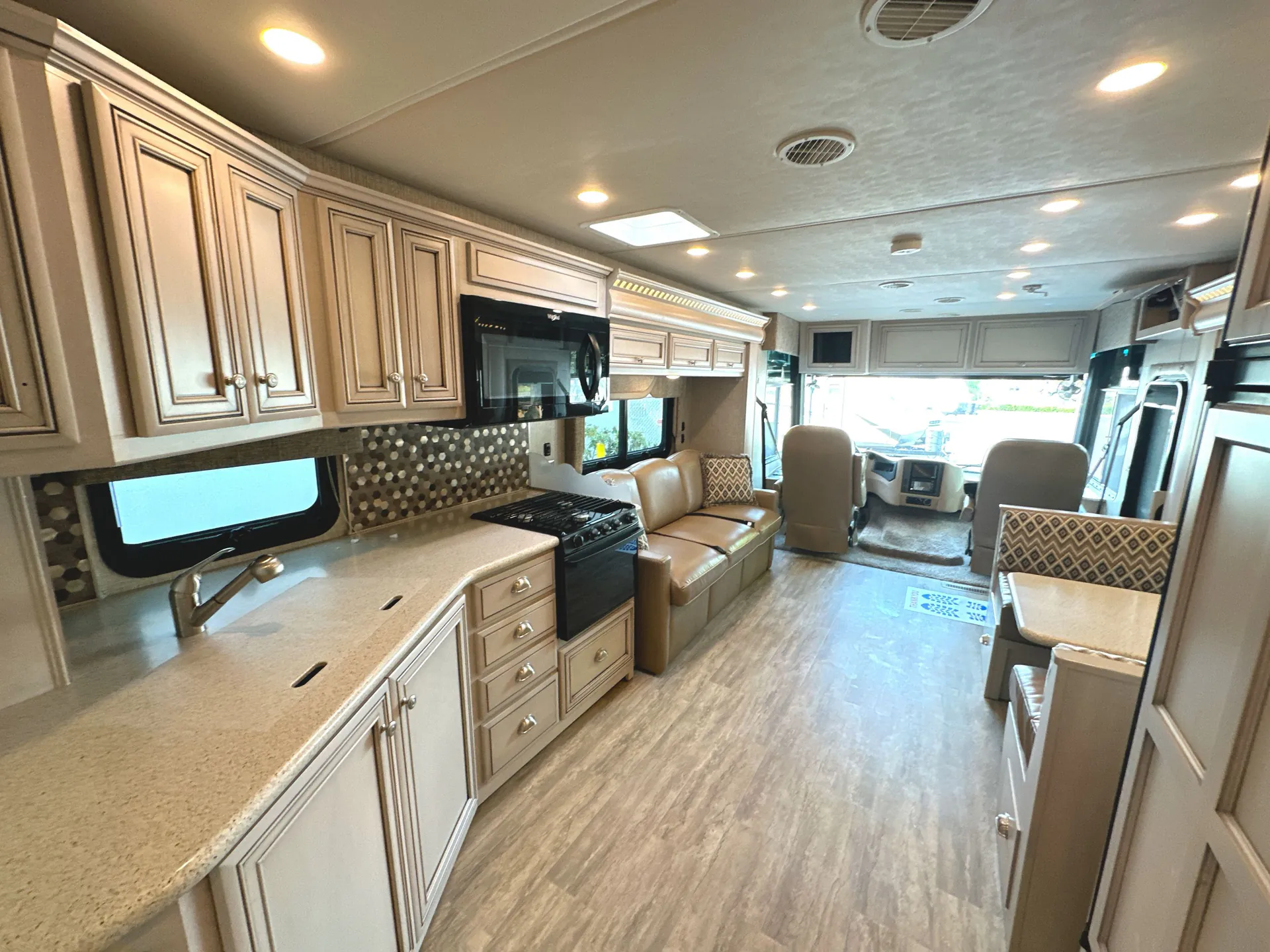 2020 Newmar Bay Star Sport 2905 — living area main