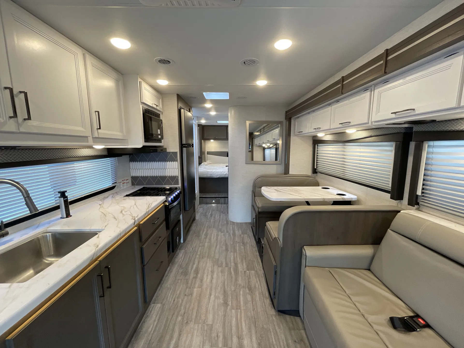 2025 Thor Motor Coach Four Winds 31MV — front
